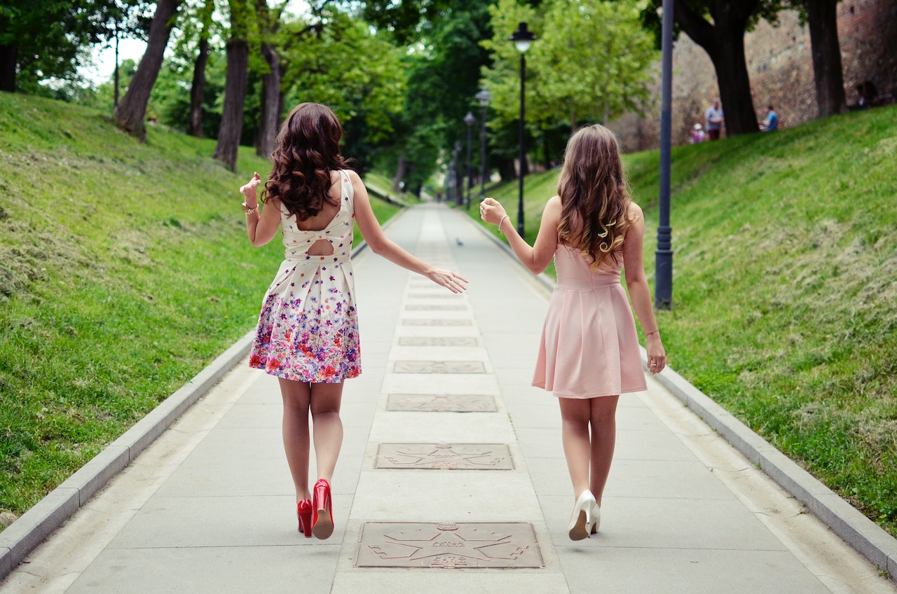 2 kobiety w sukienkach na spacerze